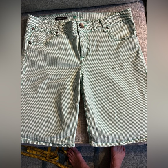 Kut from the Kloth Katana Drawstring Shorts in Black main image 1